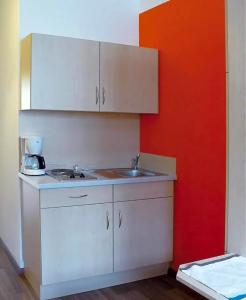 Orange und - 81