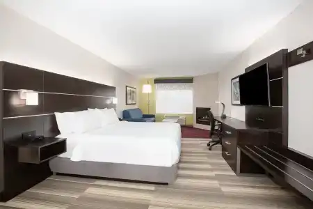 Holiday Inn Express & Suites, an IHG - 4