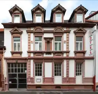 Stadthotel - 0