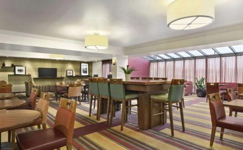 Hampton Inn Portland Airport - 17