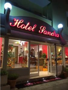 Sandra - 25