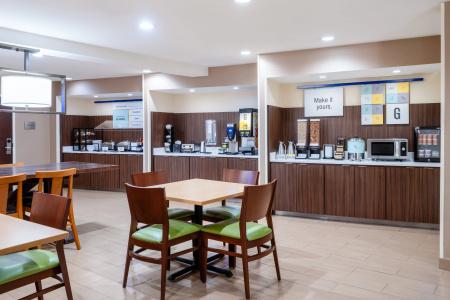 Fairfield Inn West - 26