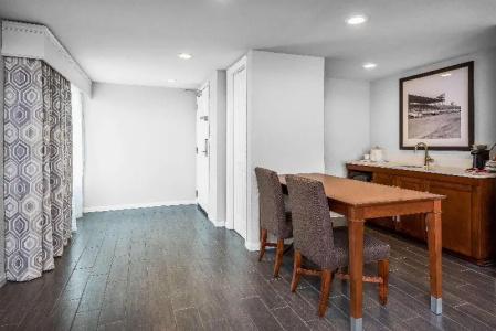 Hampton Inn - Suites-Civic Center - 40