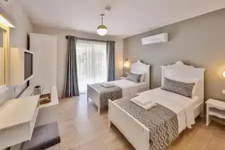 Lora Kaş - 26
