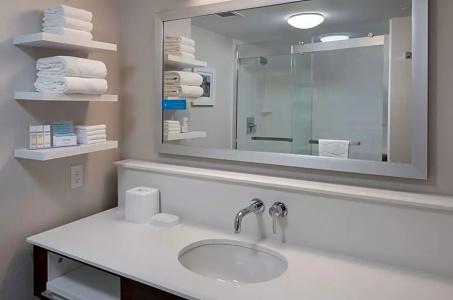 Hampton Inn Boston Logan Airport - 51