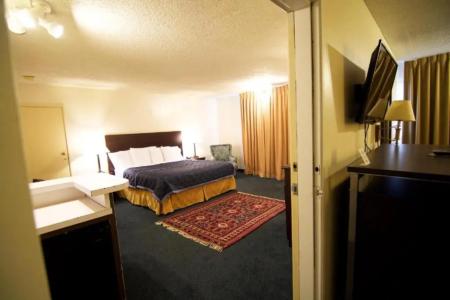 Royal Plaza Inn - 98