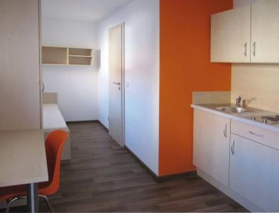 Orange und - 16