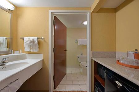Courtyard by Marriott Barefoot Landing - 9