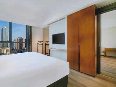 Holiday Inn Qingdao City Center, An Ihg - 72