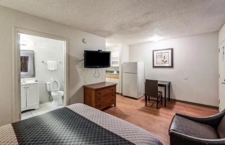 HomeTowne Studios by Red Roof Orlando South - 44