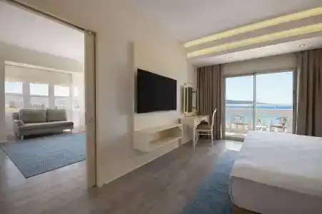 DoubleTree by Hilton Cesme Alacati Beach Resort - 54