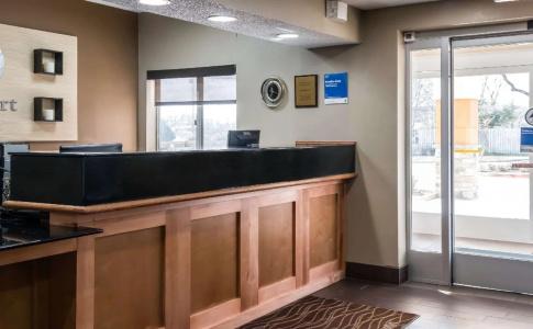 Comfort Inn & Suites - 7