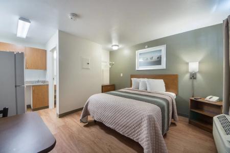 HomeTowne Studios by Red Roof Dallas - - 40