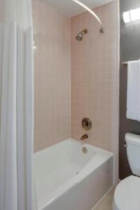 Courtyard by Marriott Boston Logan Airport - 33