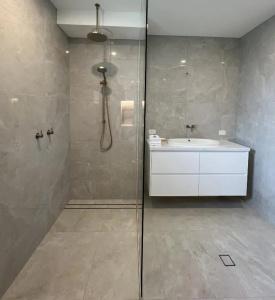 Burleigh Beach Tower - 250