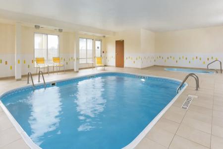 Fairfield Inn & Suites - 13