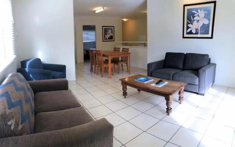 Cairns Queenslander & Apartments - 12