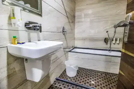 FabSapphire Inn - 7