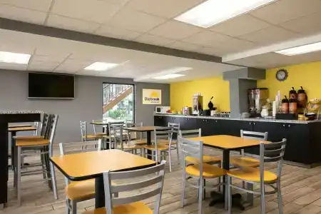 Days Inn by Wyndham/Central - 11