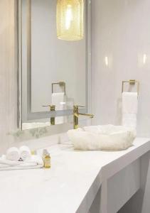 L Perla Boutique - 54