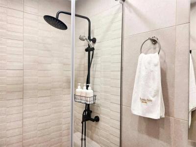 Motives Inn - 180