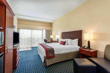 Ramada Plaza by Wyndham Virginia Beach - 51