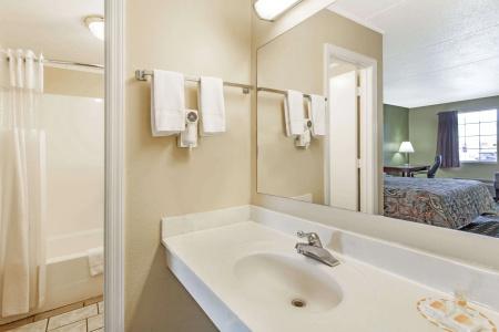 Super 8 by Wyndham Houston/Dtwn/I-610 - 7