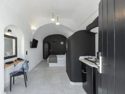 Pearl of Caldera Oia - Boutique by Pearl Collection - 80