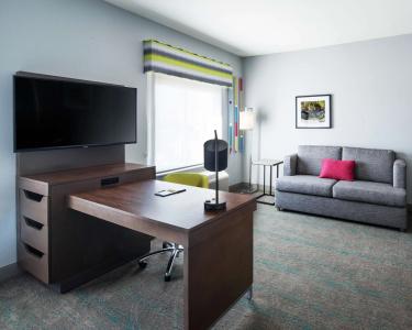 Hampton Inn & Suites - 4