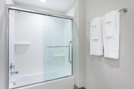 Holiday Inn Express & Suites Beach Beachfront by IHG - 9