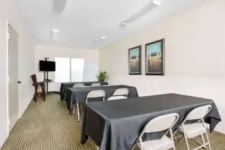 Ramada by Wyndham - 16