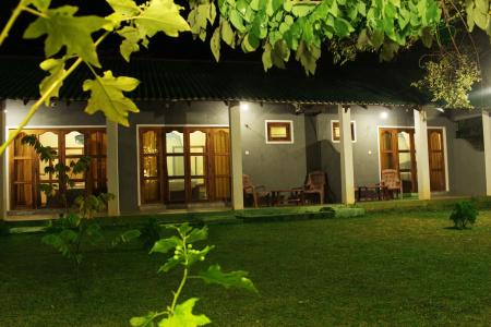 Green Hut & Restaurant. - 14