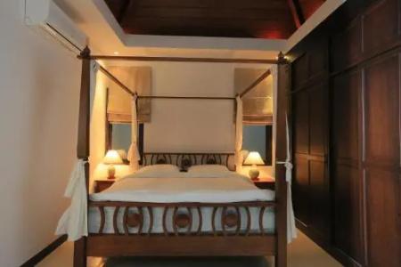 Naiharn Beach Villa - 3