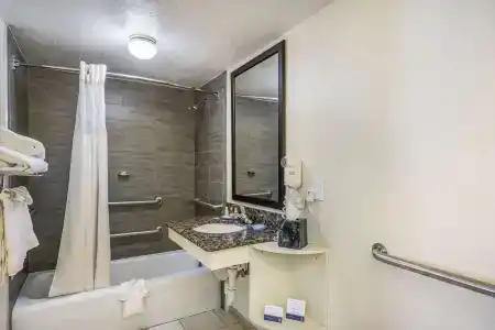 Clarion Inn & Suites Central Beach - 15