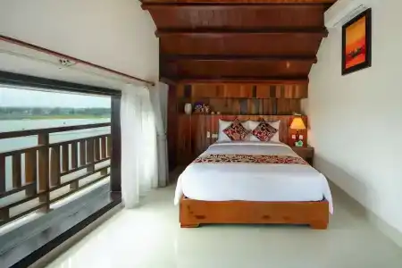 Threeway Riverside Villa - 12