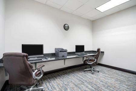 Hawthorn Suites by Wyndham - 17