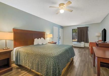 Econo Inn & Suites - 76