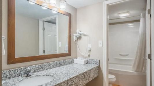 Super 8 by Wyndham Downtown at Convention Center - 25