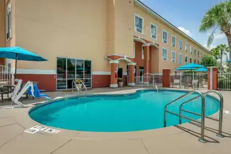 Comfort Suites - 15