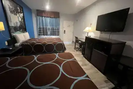 Super 8 by Wyndham Houston North I-45 - 7