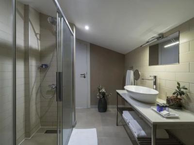 Upsuites - 18