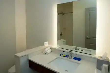Holiday Inn Express & Suites - Aurora Medical Campus, An Ihg - 63