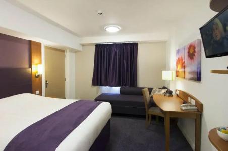 Premier Inn Newcastle - Holystone - 4