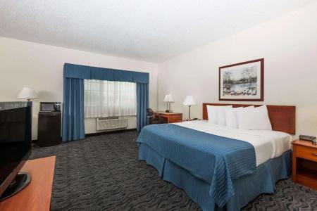 Baymont by Wyndham Airport - 49