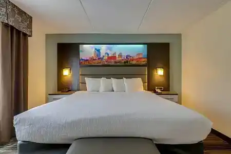 Club Nashville Inn & Suites - 37