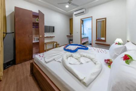 Dhiffushi White Sand Beach - 28