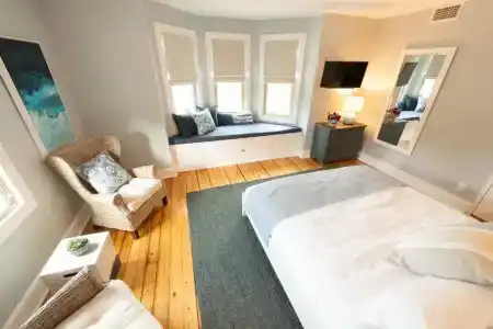 Town & Tide Inn - 5