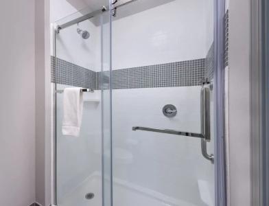Staybridge Suites - - 44