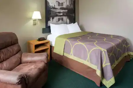 Super 8 by Wyndham NE - 20