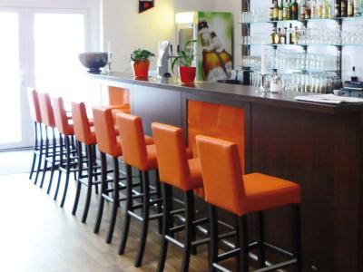 Orange und - 18